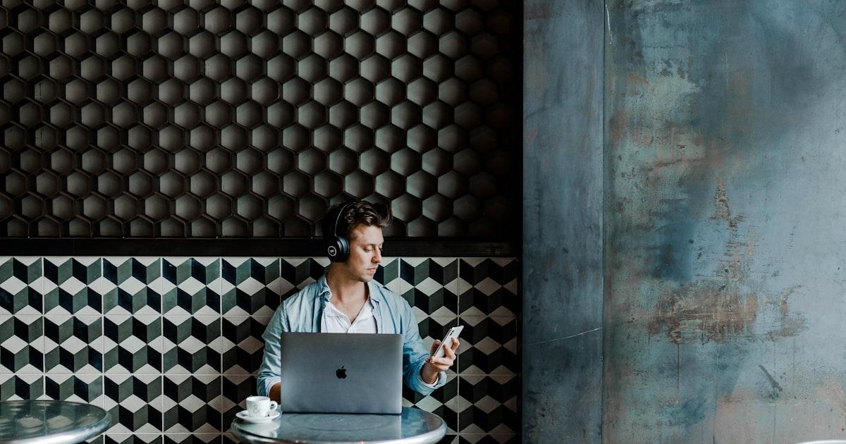 外注戦略の立て方|内製vs外注の判断基準【2026年版】